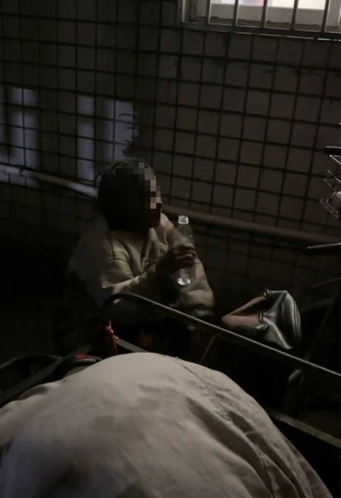 救助站工作人员邀请老人进来洗个澡，被老人拒绝。受访者供图