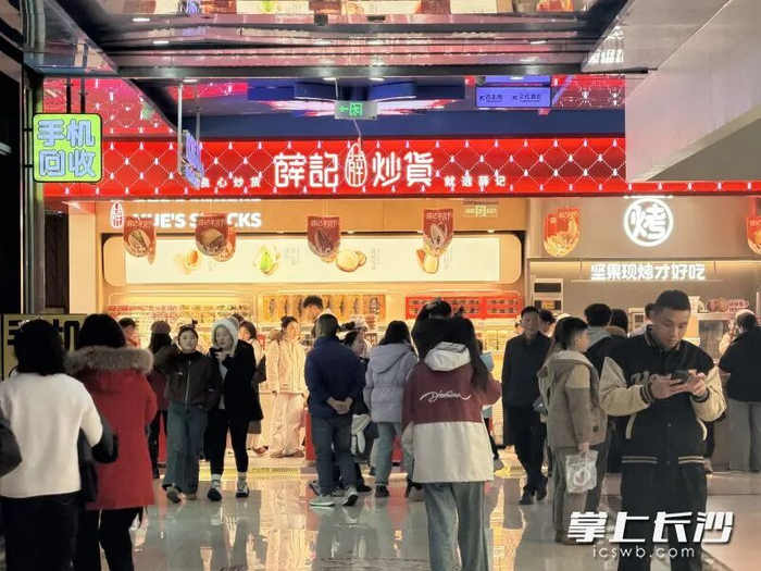 10日下午，位于万家丽购物广场一楼的薛记炒货人气火爆。