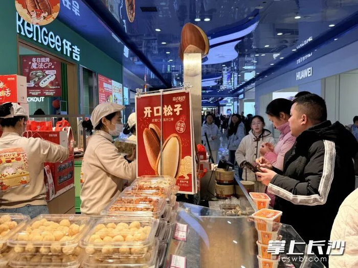 许多顾客正在排队结账。