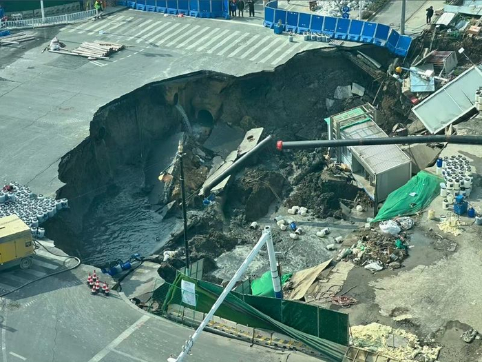 2月12日，此前发生局部渗漏的上海七莘路站施工区域近七莘路和黎安路路口再次发生塌陷。受访者供图