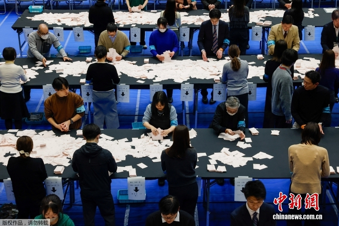 图为当地时间2月8日，日本东京，工作人员在一处计票站内工作。