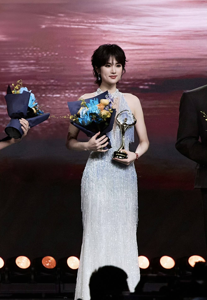 你们怎么看待姚安娜的逆袭之路？是觉得她的努力终于被看见，还是觉得依旧离不开资本加持？快来评论区聊聊吧，别忘了点赞转发，让更多人看到这个清醒又踏实的姑娘，也关注我get更多娱乐热点！