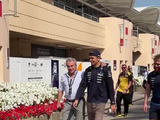 Alex Albon和Carlos Sainz（老）在围场散步聊天