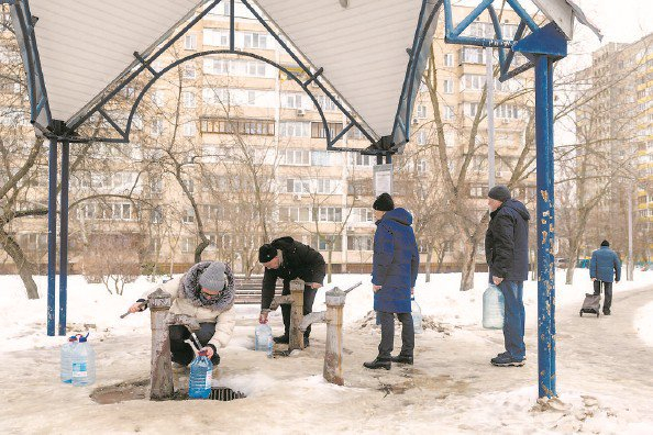             遭受俄方袭击后，乌克兰首都基辅部分地区断水，居民在公共水井取水   本版图片IC          