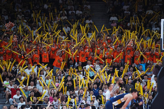 球迷无奈地接受赛季结束的结局。