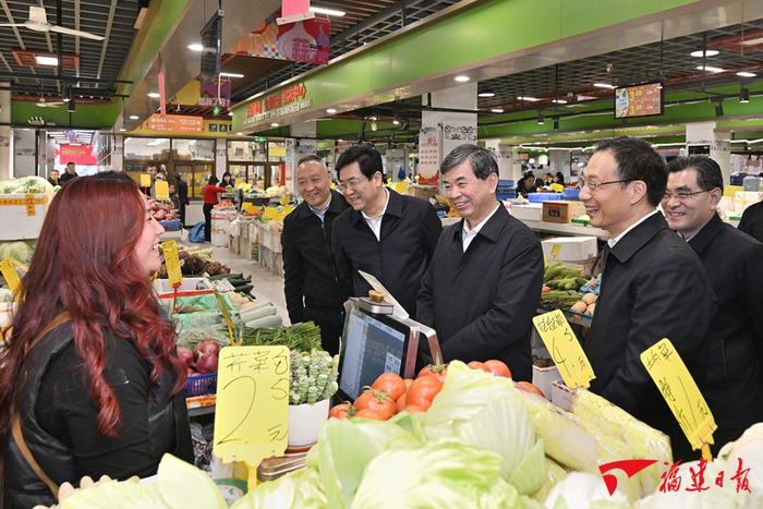 12日，周祖翼、赵龙在厦门夏商江头市集调研。