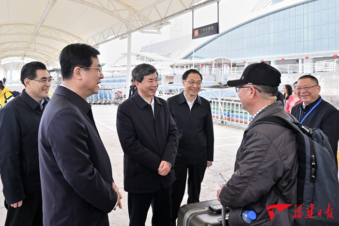 12日，周祖翼、赵龙在厦门五通客运码头调研。