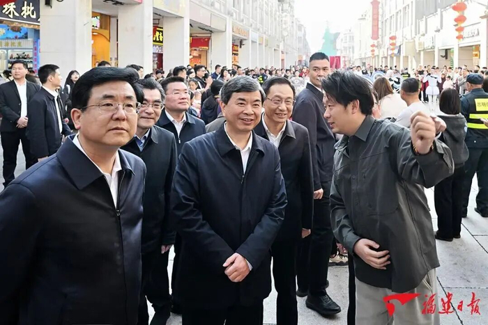  12日，周祖翼、赵龙在厦门中山路步行街调研。