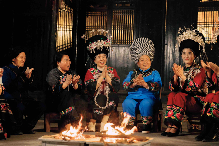 在贵州铜仁采风的龚琳娜（左三）。  受访者供图