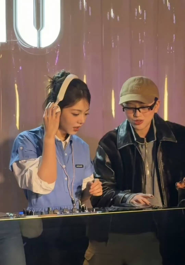 赵今麦打碟火出圈!Miu Miu现场甜酷切换,网友:DJ麦麦上岗啦|缪缪（Miu Miu）|缪缪(MiuMiu)|短发|丸子头|活动_新浪新闻
