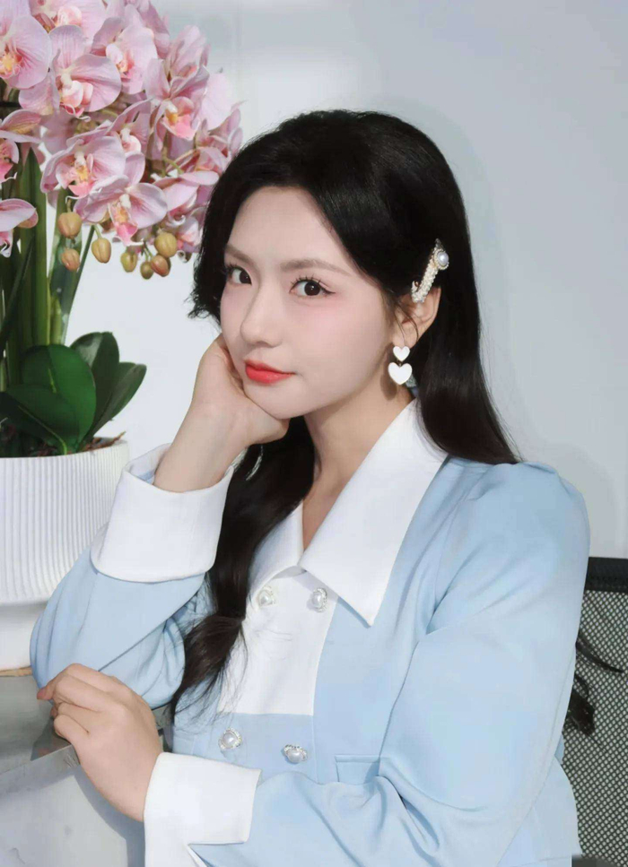  然而，快速成名的背后，争议也接踵而来。19岁的肖文宇因为在《嗜她如命》中的表演过于夸张，被一些网友批评为演技尴尬。他的抖音评论区，既有粉丝的支持，也有不少好好读书的劝告。在湖南艺术职业学院的李教授看来，短剧虽然让更多年轻演员得以进入行业，但它无法替代系统化的表演训练。这些孩子现在凭借青春和流量走红，未来还需要更多的积淀。李教授说道。尽管如此，在长沙某短剧基地，每天仍然有成群的00后演员像杨鹏丞一样，怀抱着对镜头的渴望，穿梭在试镜的场地中。他们在聚光灯下书写着属于Z世代的新演艺故事，虽然面临质疑，但也在快速崛起的娱乐生态中找到了属于自己的位置。