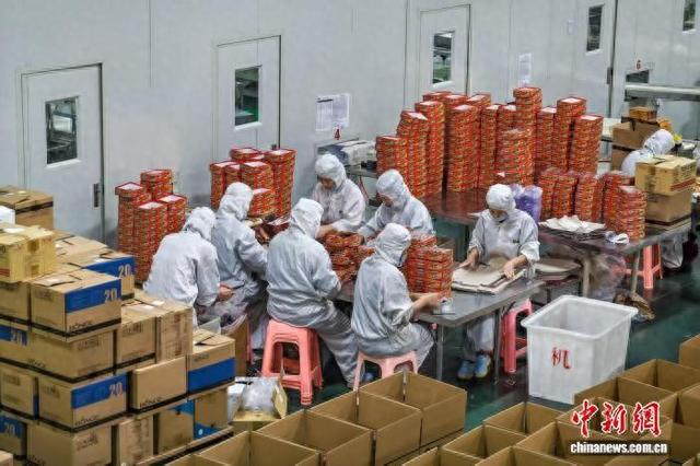 图为天津市滨海新区太平镇的一家巧克力生产企业车间，工作人员包装巧克力。 记者 佟郁 摄