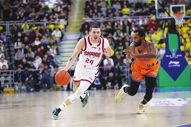 山西汾酒男篮在第二届“CBA俱乐部杯”决赛中的精彩表现。 图片由山西汾酒职业篮球俱乐部提供