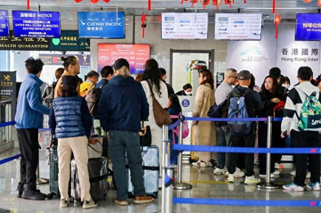 游客在琶洲港澳口岸值机。李志强/摄