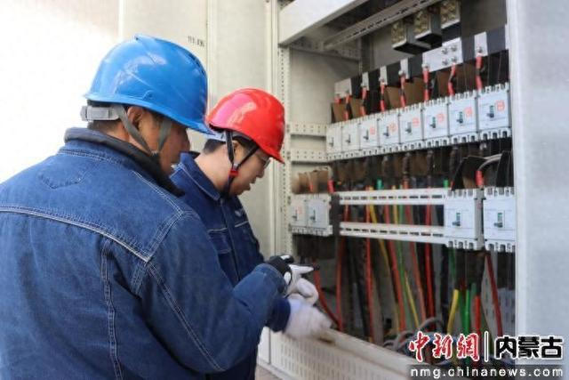 电力工人正在排查隐患。李丽娟 摄