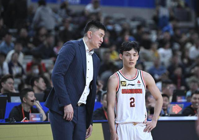 徐杰（右）本赛季在常规赛表现出色，让伤愈复出的胡明轩在季后赛王者归来