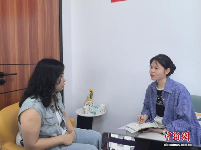 图为杨舸昕与学员模拟心理咨询案例。南宁铁路公安局南宁公安处供图