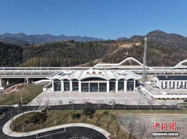 金建高铁兰建段的大洋站。胡晓炜供图