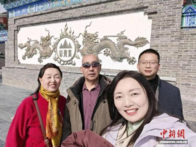 图为和平大爷一家四口自驾游欢度春节。受访者供图