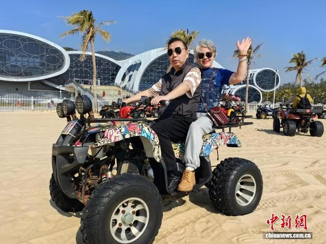 图为呼和浩特的邢阿姨与老伴在广东旅居过年。受访者供图