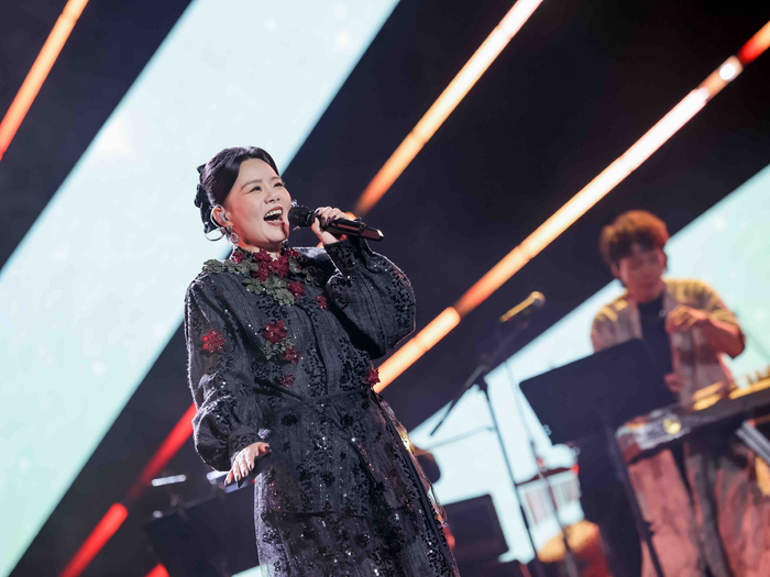 演出中的龚琳娜。  受访者供图
