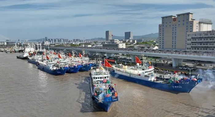 2025年4月13日，浙江舟山，12艘远洋鱿钓船陆续启航，赴北太平洋海域渔场作业。&nbsp;IC Photo