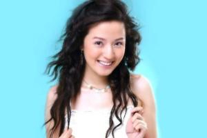 鲍莉（1978年1月21日-），本名鲍昶任，出生于黑龙江哈尔滨，毕业于上海戏剧学院，中国内地女演员、导演[1]。