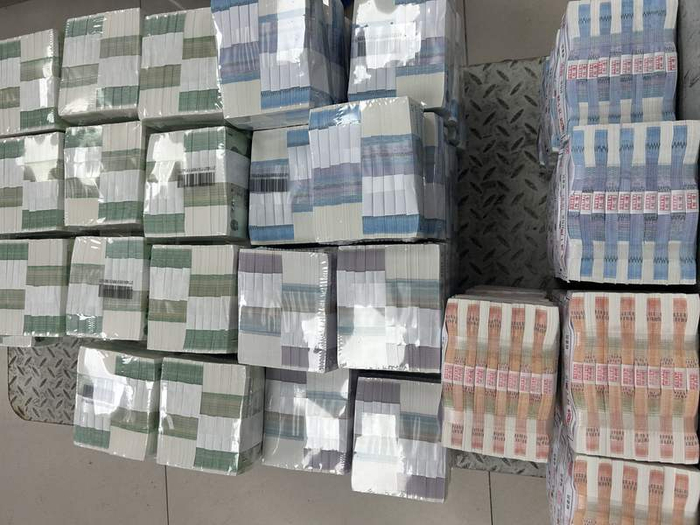 除了百元新钞外，银行也会准备50元、20元、10元、1元等面额新钞，满足客户不同取钱需求。姜樊 摄