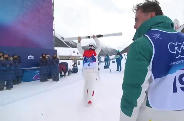 金斯伯里非常不满意这一结果（视频截图）