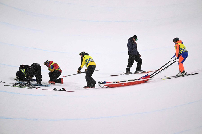 崔佳恩首跳受伤，甚至现场出动了担架雪橇
