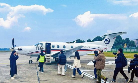 旅客登机准备从梁平飞往达州。李茂佳 摄