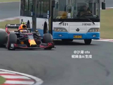 武汉521路公交与F1赛车同场竞技