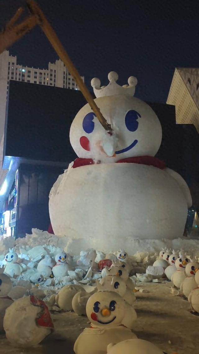 “雪王”被连夜拆除（视频截图）