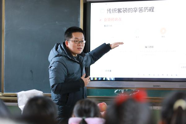 桂林理工大学王吉林教授为孩子带来《苹果的“隐形防护服”》趣味科普。王恩慧/摄