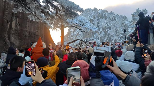 游客在黄山。刘维刚 摄