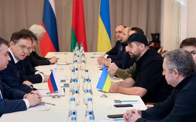 △2022年2月28日，白俄罗斯戈梅利州举行首轮俄乌谈判。梅金斯基（左2）作为俄谈判代表团团长列席。