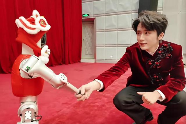 机器人在后台与张新成握手 图片来源：春晚视频号截图