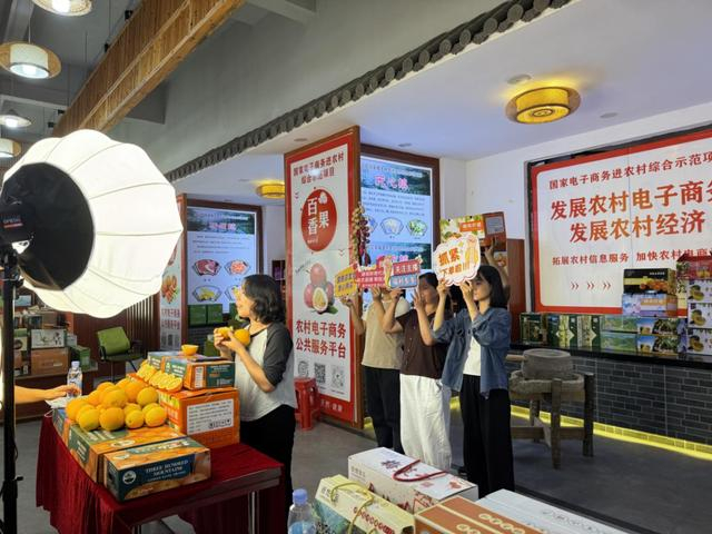 赣州市安远县赣南脐橙线上直播带货，拓宽销售渠道。江西省商务厅 图