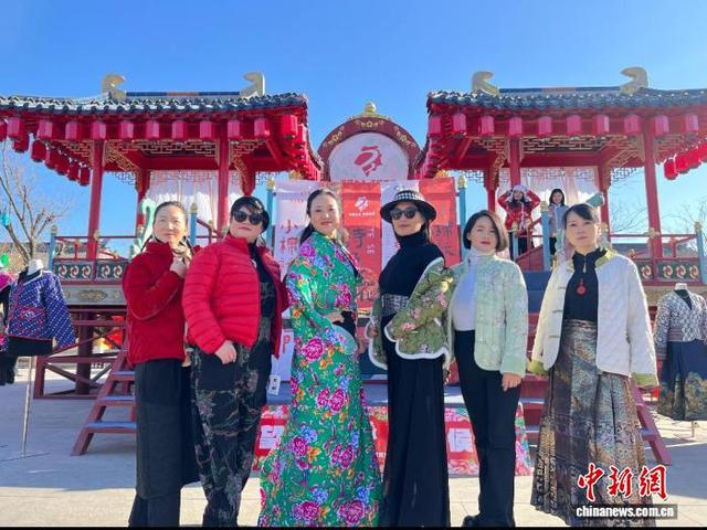 当地组织的棉服大赛活动。张宇宁 摄