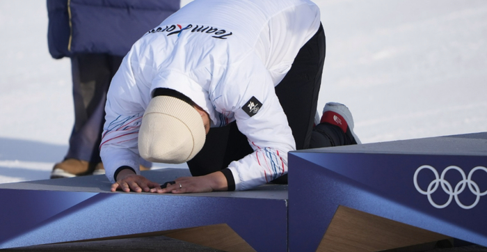 ▲金相谦在颁奖台上跪拜叩首