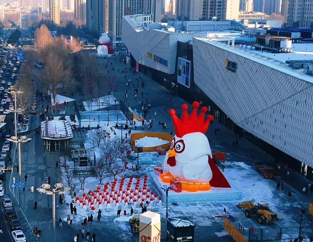 “雪王”“鸡王”两大雪雕同框画面（网友视频截图）