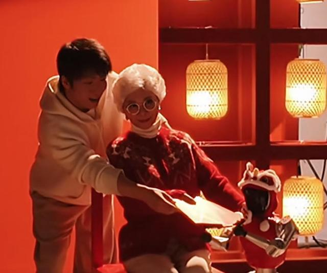 蔡明时隔7年上春晚，和王天放一起拍写真。图片来源：春晚视频号截图