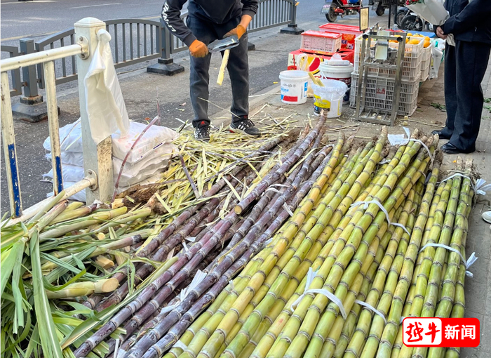 一些社区水果摊也在售卖不同种类甘蔗。
