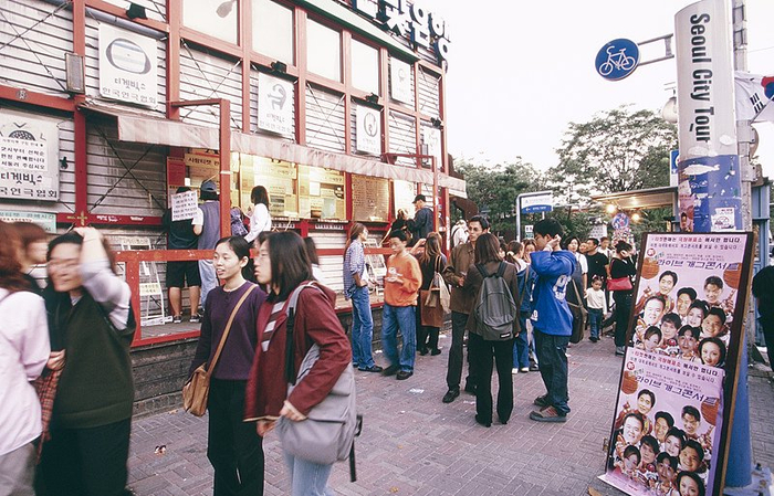 韩国首尔大学路，图源：视觉中国
