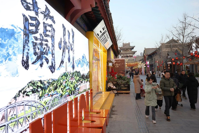 市民和游客在兰州市七里河区兰州老街游览 陈斌 摄