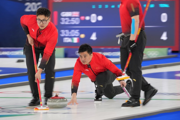 时隔12年，41岁的徐晓明（中）再次以运动员身份站上冬奥赛场（新华社）