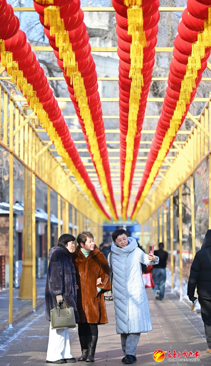 人民公园灯笼高高挂起。（1月15日摄）