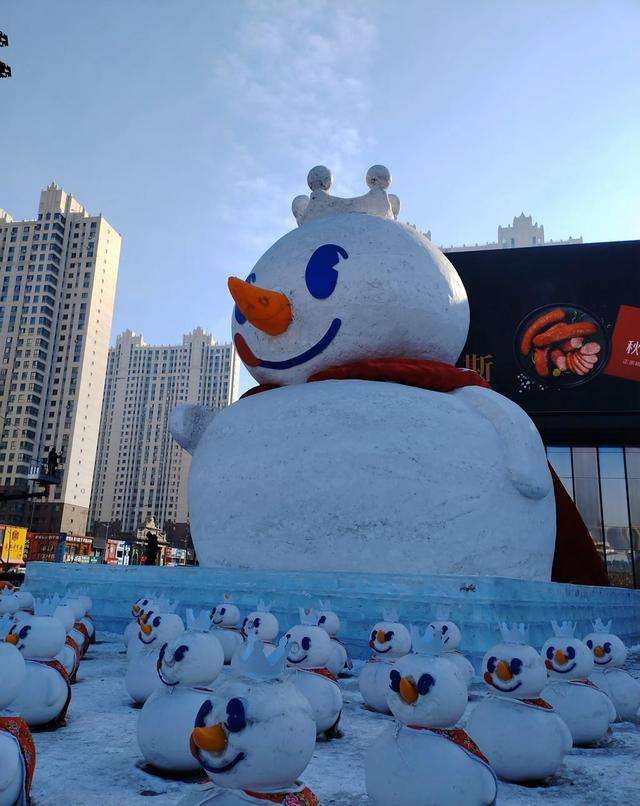 “雪王”雪雕由于气温升高有些变形（视频截图）