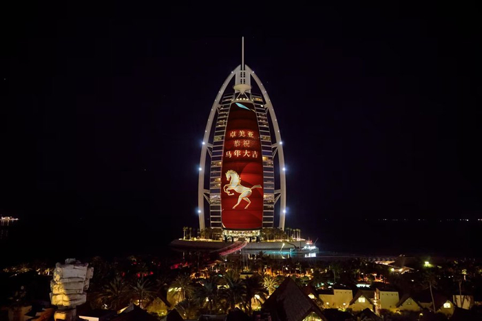 卓美亚帆船酒店以剪纸艺术为灵感演绎新春祝福。