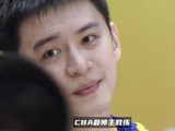 CBA最帅主教练！杨鸣有多受欢迎？客场拉拉队追着要签名合照！